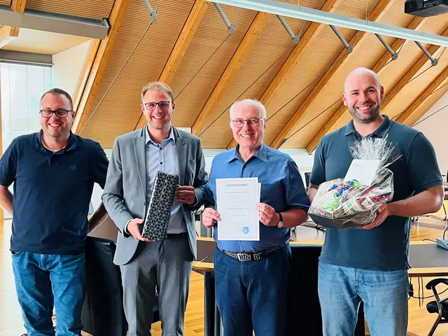 Im Bild (v.l.n.r.): Amtsleiter Dominik Eberle, Bürgermeister Florian König, Jubilar Holger Schlüter und Personalrat Benjamin Gerhold | Foto: BMA