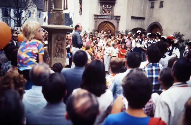 Das 1. Altstadtfest wurde 1974 vom damaligen Bürgermeister Reinhold Schulz eröffnet. 