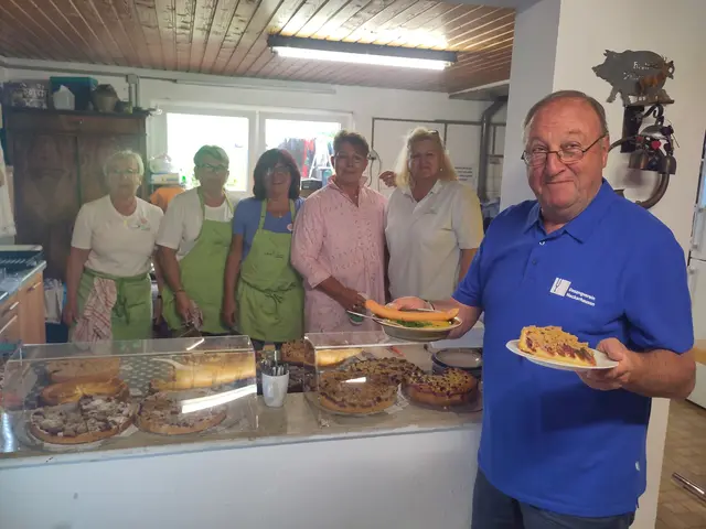 Die Besucher hatten die Qual der Wahl bei fast 50 verschiedenen Quetschekuche.  | Foto: Landfrauen Neckarhausen