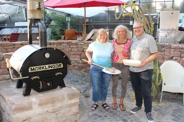Die Stiftungsrätin der Molitor-Stiftung, Ina Große-Wilde, überbrachte eine 3.000-Euro-Spende für den Kauf eines Merklinger-Backofens. Gaby Lux (links) und Jürgen Frank von der Waldpark-Initiative sagten danke.