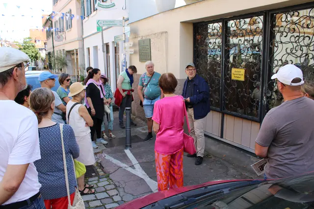 Nach dem Brunnen am Marktplatz war die ehemalige Synagoge in der Hauptstraße 46 die nächste Station des Geschichtsspazierganges