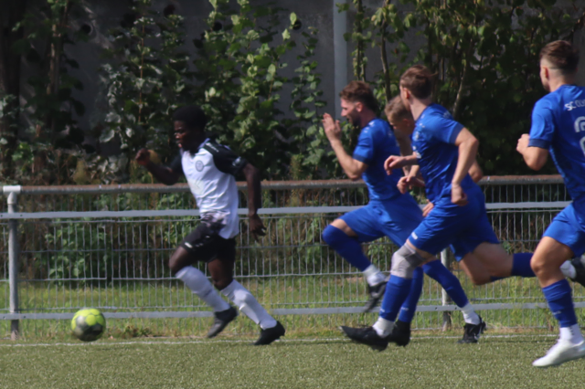 Fils Dime Biyiha enteilt den Neulußheimer Gegenspielern - ein seltenes Bild zum Saisonauftakt.   | Foto: /Foto: -wy