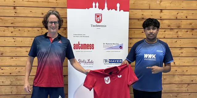 Die Abteilungsleitung (Felix Gramlich, links) präsentiert mit Yeish Banik einen der Neuzugänge der LSV-Tischtennisabteilung für die neue Saison 2025/2026. Das 18-jährige Talent wird die zweite Herrenmannschaft verstärken.