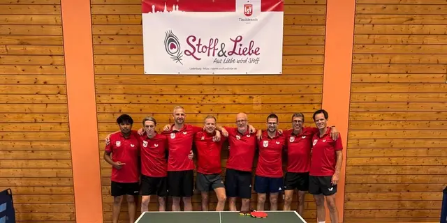 Die ersten beiden Herrenmannschaften starteten in fairer und freundschaftlicher Atmosphäre mit einem vereinsinternen Derby in die neue Saison in der Bezirksliga Nord (v. l. n. r.): Y. Banik, S. Knobloch, D. Stern, J. Röth, H. Weiß, S. Maier, T. Binmöller, D. Kühlert.