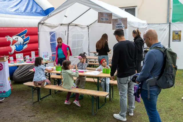 Neben einer Hüpfburg, gab es auch einen Maltisch und Kinderschminken für die Kleinsten