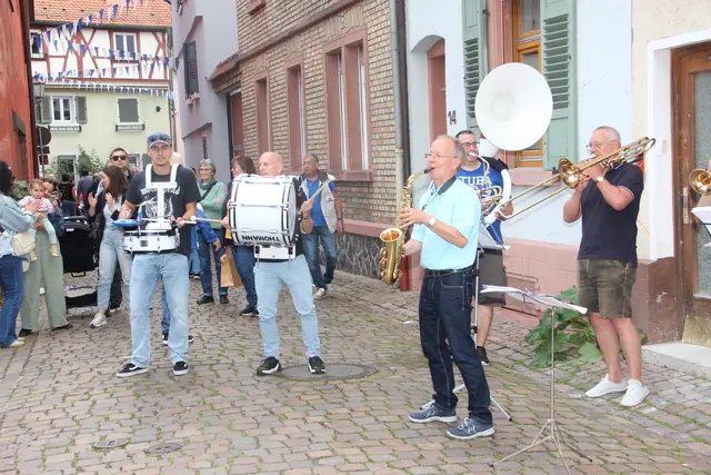 - Für gute Stimmung sorgte am Sonntagnachmittag die Marching-Band der städtischen Musikschule. Selbst der auf die Rente zugehende Schulleiter Helmut Baumer und sein wesentlich jüngerer Stellvertreter Christian Dobirr unterstützten die marschierenden Musiker gerne. Mit dabei waren auch die „Steigerwälder Musikanten“ Marius& Oliver, die danach noch ein Solo-Konzert spielten.