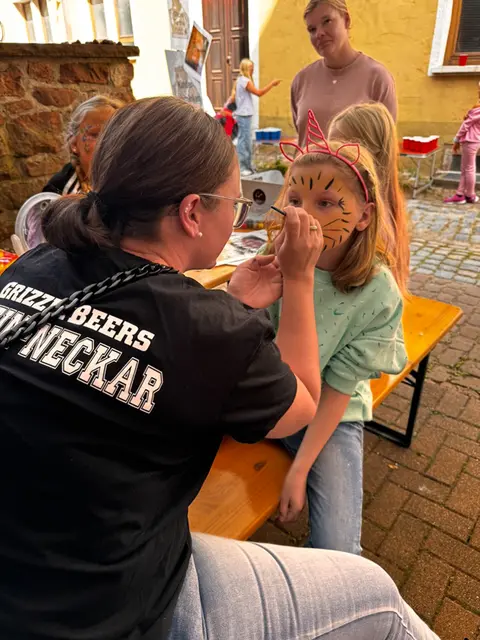 Beim Kinderschminken - hier bei den Grizzly Beers - wurden die Kinder zu Katzen, Einhörnern und Superhelden.