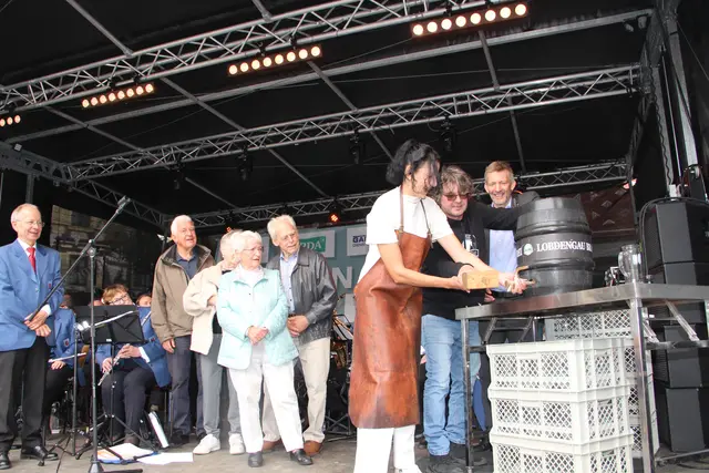 An ihrem 50. Geburtstag meisterte Aleksandra Kletnichka den Fass-Anstich. 