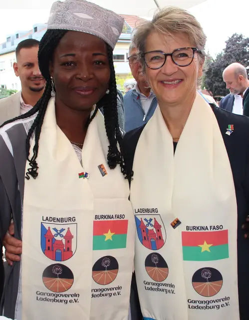 - Im Partner-Look – zumindest mit dem gleichen Freundschaftsschal – zeigten sich die Vorsitzende des Garango-Vereins Karola Liebrich und die Bürgermeisterin von Garango Mariama Nakouari bei der Altstadtfest-Eröffnung. Beide Frauen tragen den Partnerschaftsgedanken im Herzen, sodass gemeinsam kräftig gefeiert wurde.
