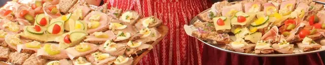 - Leckere Speckbrote servierte das Gastronomieteam, das aus der Partnerstadt Paternion in Kärnten anreiste. Bürgermeister Manuel Müller und seine Stellvertreterin Claudia Didl warben zudem für einen Besuch in der Partnerstadt im schönen Drautal. Der Bademeister des Strandbades am Weißensee, den alle nur „Schinke“ nennen, lud einige attraktive Ladenburgerinnen an den schönsten See Kärntens ein. Das Angebot, ob „Schinke“ nicht das Ladenburger Bademeister-Team ergänzen möchte, lehnte der fesche Kärtner ab.