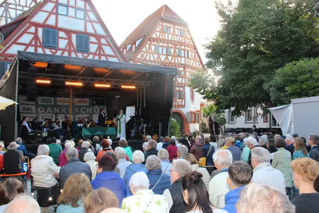 - Trotz trüber Wetteraussichten – es blieb aber trocken – fand am Sonntagmorgen der ökumenische Festgottesdienst unter dem Motto „Segensglück“ auf dem Marktplatz statt. Die Pfarrer Matthais Stößer (Pfarrgemeinde St. Gallus) und David Reichert (ev. Kirchengemeinde) finden es wichtig, dass in den aktuell schwierigen Zeiten auch mal kräftig gefeiert wird. Musikalisch umrahmt wurde der Gottesdienst vom Posaunenchor, in dem evangelische und katholische Christen gemeinsam spielen, aber auch gemeinsam feiern. Und wer war noch mal für das Wetter beim Festgottesdienst verantwortlich? „Das waren wir beide“, gaben Reichert und Stößer eine salomonische Antwort. 