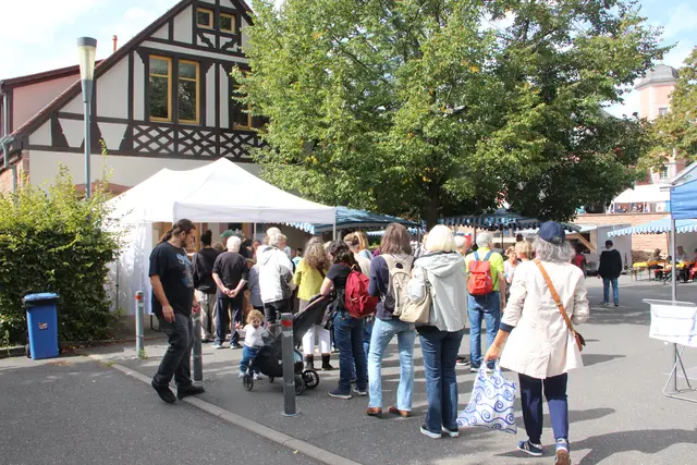 - Für Landfrauen-Kuchen Schlange stehen, hieß es vor dem Küchenhäusel des Heimatbundes, wo die fleißigen Bäckerinnen ein Kuchenbuffet vom Feinsten aufbauten. So mancher Gast ließ sich ein Riesenpaket Landfrauen-Kuchen zusammenstellen. „Schau dir den Bienenstich an – den muss ich haben“, flehte ein Mann seine Frau regelrecht an, noch ein Stück Bienenstich zu kaufen. stu / Fotos: Sturm