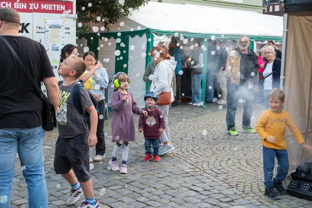 Seifenblasen fangen auf dem Markplatz - ein Riesenspaß.