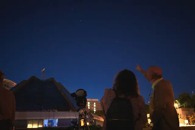 Der Beobachtungsabend findet auf der Wiese hinter dem Planetarium statt. | Foto: zg