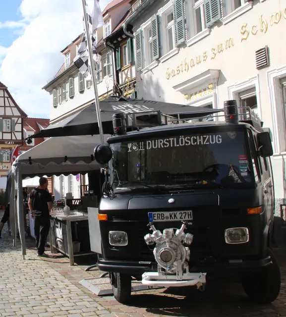 - Die Bembel-Meile vor dem Gasthaus zum Schwanen war der Anlaufpunkt vieler junger Menschen, die das hessische Nationalgetränk „Abbelwoi“ schätzen. Im Schwanen sind viele Fans von Eintracht Frankfurt Stammgäste. Nach der Niederlage der Eintracht am Freitag in Leverkusen war die Stimmung nur kurz gedrückt. Gefeiert wurde an der Bembel-Meile trotzdem.