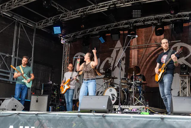 Viel Rock gabs auch am Sonntag - hier mit Animal Jumpsuit