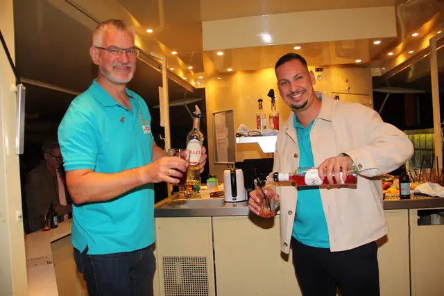 - „Hier mixen die Chefs“ hätte ein Werbe-Slogan der örtlichen CDU am Cocktailstand heißen können, den die Christdemokraten der Römerstadt vor der Gallus-Kirche betrieben. Sowohl der Ortsvereinsvorsitzende Tillmann Jahn als auch der Fraktionsvorsitzende im Gemeinderat Sophian Habel waren beim Mixen der süffigen Stimmungsaufheller voll auf der Höhe. Alkohol in Maßen ist erlaubt, meinte Jahn, der als Oberarzt an den Karlsruher Vincentius-Kliniken arbeitet.