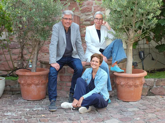 Bald (wieder) gemeinsam auf der Bühne: Gerald Glombitza, Gudrun Schön-Stoll und Iris Lipowsky-Overduin (vorne) stehen kurz vor der Premiere des selbst geschriebenen Theaterstücks "Godot bellt".