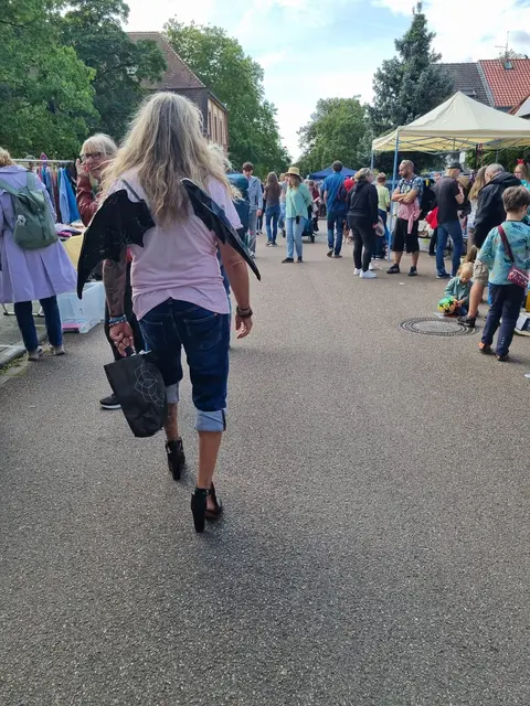 - Preisfrage: Was für ein Vogel ist denn das, der in Stöckelschuhen und wehenden blonden Haaren über das Ladeberjer Straßenpflaster steuerte? Wer den Steuermann kennt – bitte dem Marktplatz-Spatz Bescheid geben. Und vielleicht gibt es sogar einen Erkennungspreis.