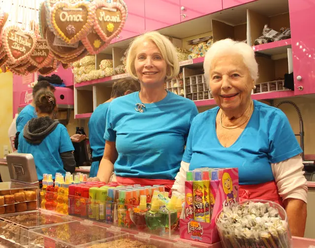 - Seit 50 Jahren ist die Schaustausteller-Familie Widenbauer beim Altstadtfest dabei. Aus dem Sortiment der Süßigkeiten ragen die Schaumküsse und besonders die gebrannten Mandeln heraus. Gründer Sepp Widenbauer lernte seine Tochter Ursel Lederer in die Kunst des Mandelbrennens ein. Die gab die Rezepte wiederum an ihre Tochter Susanne-Lederer Metz weiter. Zu einem Altstadtfest-Besuch gehört das Mandel-Naschen aus dem „Gutzelhäusel“ von Susanne einfach dazu.