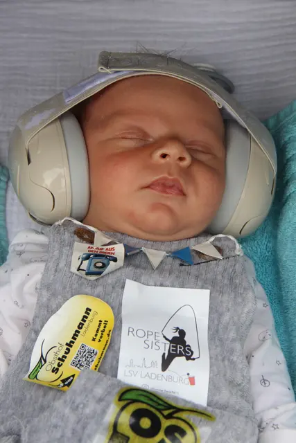 - Erst vor wenigen Wochen kam der kleine Finn von Stadtrat Louis Schuhmann und seiner Frau Lara auf die Welt. Und der Kleine wollte beim Altstadtfest natürlich mitfeiern. Als Gehörschutz setzten die Eltern dem kleinen Finn einen Kopfhörer auf. Mit einer blau-weißen Fähnchen-Kette war der Spross des Stadtrats korrekt „gekleidet“. 
„Ich glaube, Finn wird ein Fan des Altstadtfestes“, ist Louis von den Schluckfähigkeiten seines Sohns jetzt schon überzeugt. Derzeit ist es allerdings noch Babymilch.