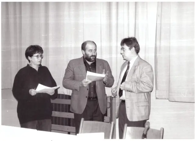 Kristin Hätterich und Elternbeiratsvorsitzender Reinhard Schatz übergaben 1994 im Rahmen einer Bezirksbeiratssitzung die Unterschriftslisten an Bürgermeister Lothar Quast. | Foto: zg