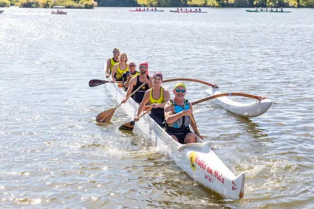 Das Team "Römer Outrigger 1" gut gelaunt und zuversichtlich kurz vor dem Start.