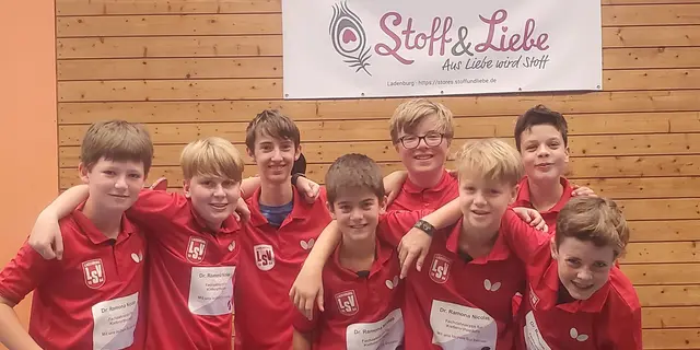 In der Jahnhalle herrschte trotz des internen Vereinsduells zwischen beiden U15-Mannschaften eine tolle, freundschaftliche Atmosphäre (v. l. n. r.): Louis Maier, Marvin Quintus, Sebastian Heiß, Constantin Nicolas, Adriaan Terkowski, Ben Töppe, Nico Traub, Emil Bauer.