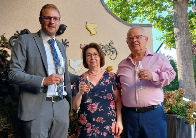 Bürgermeister Florian König gratulierte den Eheleuten Bromirakis | Foto: S. Sprenger