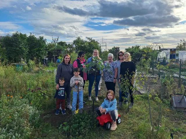 Die Neckarhäuser Landfrauen bei der Baumpflanz-Challenge im Schrebergarten von Caro Bräuer | Foto: Landfrauen Neckarhausen