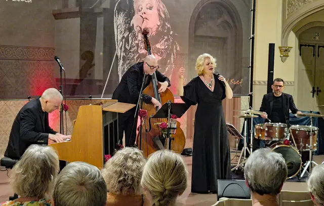 Nicole Metzger begeisterte zusammen mit ihrer Band in der Johannes-Calvin-Kirche. | Foto: Heil