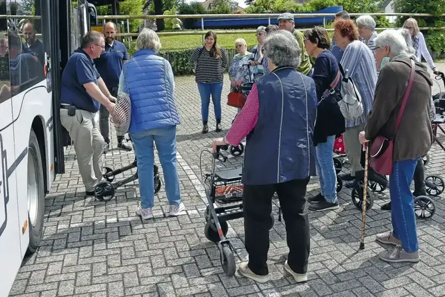 Rollator und Bus im Praxistest: Bereits im Mai schulten RNV-Mitarbeiter Senioren am Freizeitbad-Parkplatz, wie sie gefahrlos den Öffentlichen Nahverkehr nutzen können | Foto: Nicoline Pilz | RNZ