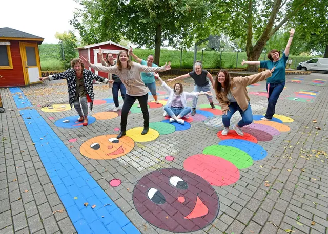 Das Schulhofteam und der Förderverein freuen sich über die gelungenen Pausenhofmarkierungen, die künftig für mehr Spiel und Bewegung sorgen.  | Foto: Foto: Marcus Schwetasch