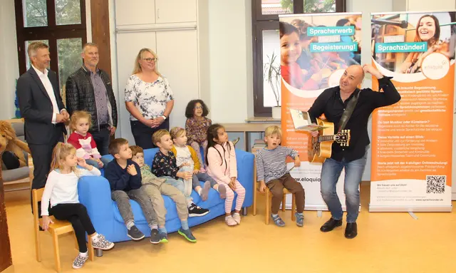 Sprachzünder Jörg Schreiner begeisterte nicht nur die Kinder, sondern auch Bürgermeister Stefan Schmutz, Vincent van Buren (Fa. Jungbunzlauer) und die Kindergartenleiterin Jenny Reinemuth. 