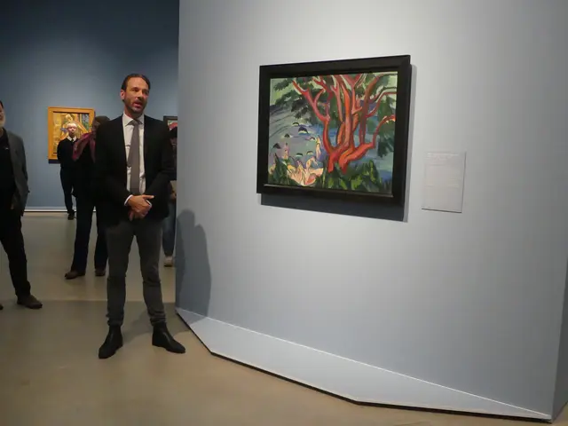 Museumsdirektor Joihan Holten vor dem Gemälde "Roter Baum am Strand" von Ernst Ludwig Kirchner. | Foto: Schatz