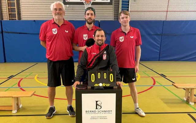 Die siebte Herrenmannschaft weihte in der Turnhalle der Martinsschule die neue Spielstätte mit einem Sieg ein. Ein Dank an den Physiotherapeuten Bernd Schmidt für seine Spende von zwei Zähltischen. Für die LSV VII spielten (v. l. n. r.): Theo Schulz, Till Kaufmann, Andreas Blatt, Daniel Norkus.