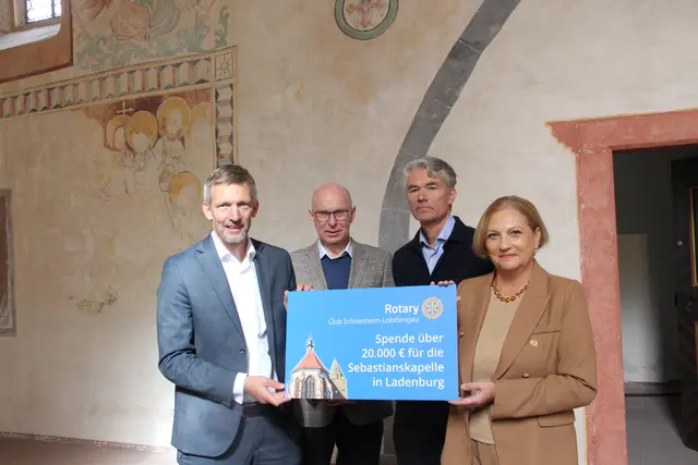 Hübsch sieht er aus der Spendenscheck- noch „hübscher“ ist jedoch die Spendensumme, die Jutta Ueberrein-Breusch und Erwin Böhm an Bürgermeister Schmutz (links) überreichten. Museumsleiter Andreas Hense (3. von links) freute sich über die Unterstützung des Rotary-Club Schriesheim-Lobdengau.  
