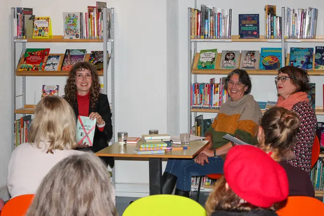 Trotz des ernsten Themas gab es für Autorin Katja Lewina und die Moderatorinnen Kristin Wolz und Carolin Callies (v.l.) durchaus auch Anlass zum Lachen.
