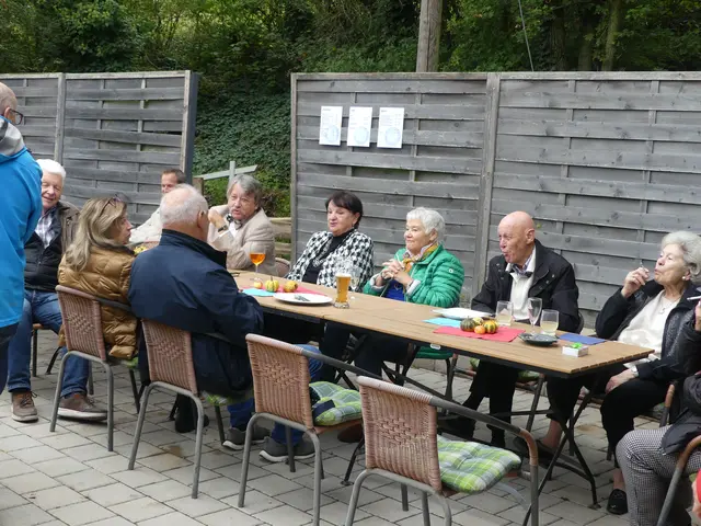 Noch einmal bestand beim Herbstfest die Möglichkeit Freunde auf der Tennisanlage zu treffen. | Foto: Schatz