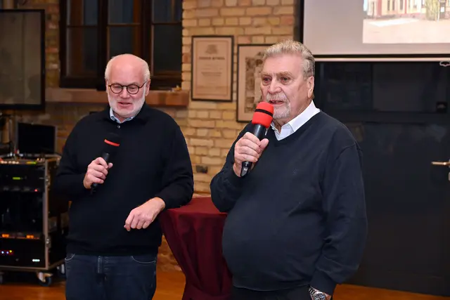 SWR-Moderator Eberhard Reuß im Gespräch mit Winfried Seidel (rechts), der sichtlich ergriffen war von den lobenden Worten, die es von allen Festrednern des Abends regnete.