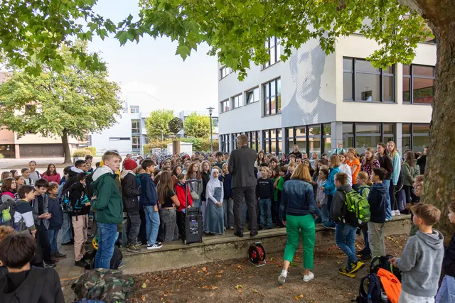 Circa 250 Schülerinnen und Schüler scharten sich um Bürgermeister Stefan Schmutz bei der Preisverleihung.