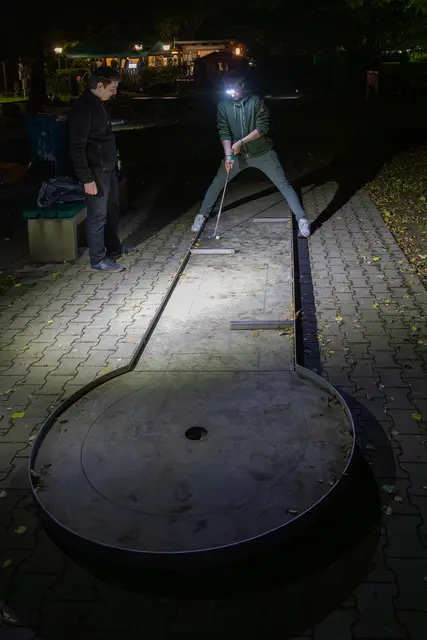 Mit Stirnlampe ließ es sich hervorragend auf den Bahnen der Minigolfanlage spielen.
