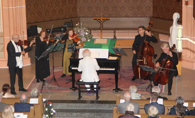 Das Corelli-Ensemble unter der musikalischen Leitung von Robert Frank (links) glänzte beim Herbstkonzert in der ev. Stadtkirche.