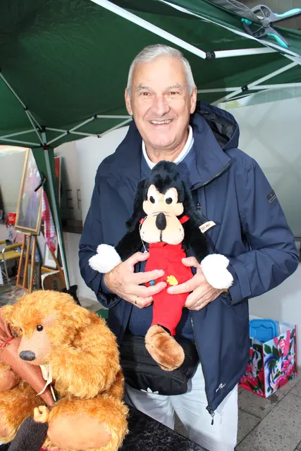 Wer kennt ihn noch - Goofy mit den großen Füßen? Franz Messner hofft, dass er ein gutes neues Zuhause für ihn findet.