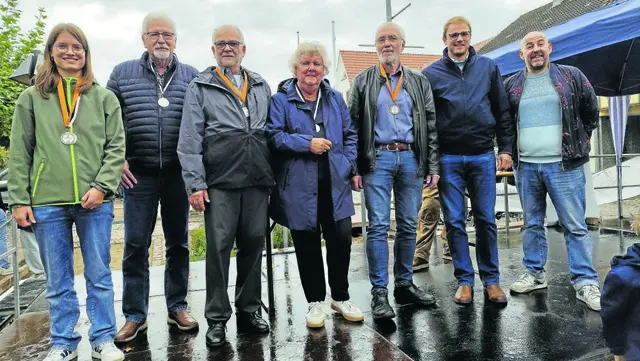 Die Mitglieder der Fotogruppe im Kultur- und Heimatbund hatten sich schwere Themen gesetzt. Umso mehr strahlten nun die Preisträger 2025 um die Wette | Foto: Bild: Nicoline Pilz | RNZ