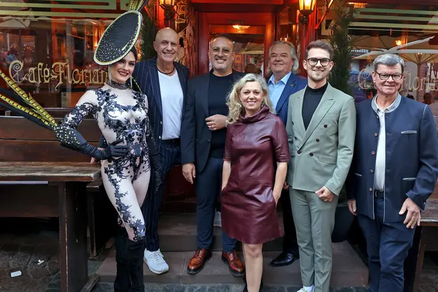 Vorfreude auf die neue Palazzo-Saison: (v.l.n.r.): Palazzo-Tänzerin Amber, Rolf Balschbach, Raul Salazar, Gregor Spachmann (oben), Natalie Lumpp (unten), Tommy Balschbach und Harald Wohlfahrt. 

 | Foto: Blüthner