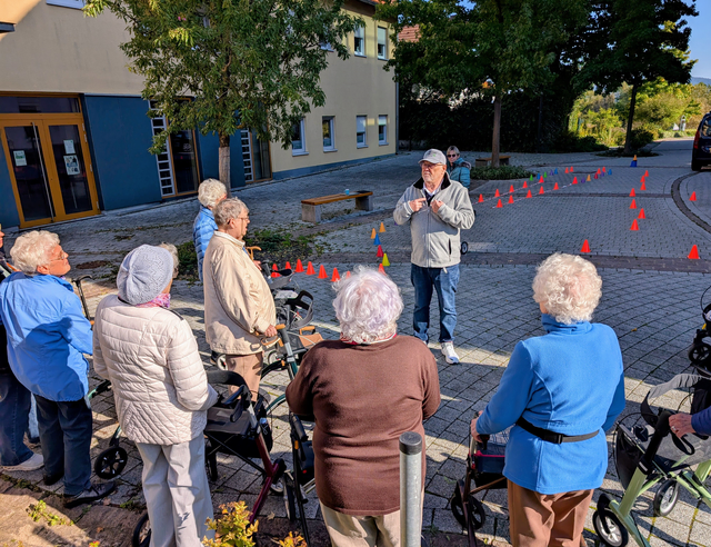 Der Umgang mit Rollatoren wurde geübt... | Foto: BMA