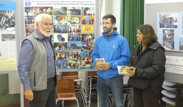 Prof. Dr. Jürgen Wacker, Timo Sanzol Rieth und Jugendreferentin
Sharmila Pushpakanthan beim Besuch der Fotoausstellung mit dem Themenbereich "50 Jahre JuZ" | Foto: UBL