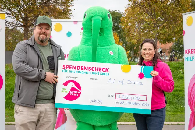 Phillip Karl überreichte vom gesamten Art Of Drinks-Team symbolisch einen Spendenscheck über fast 1.300 Euro.