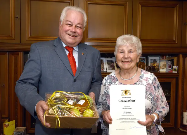 Bürgermeister-Stellvertreter Dietrich Herold gratulierte Frau Liesbeth Rietz zu ihrem 90. Geburtstag | Foto: Marcus Schwetasch